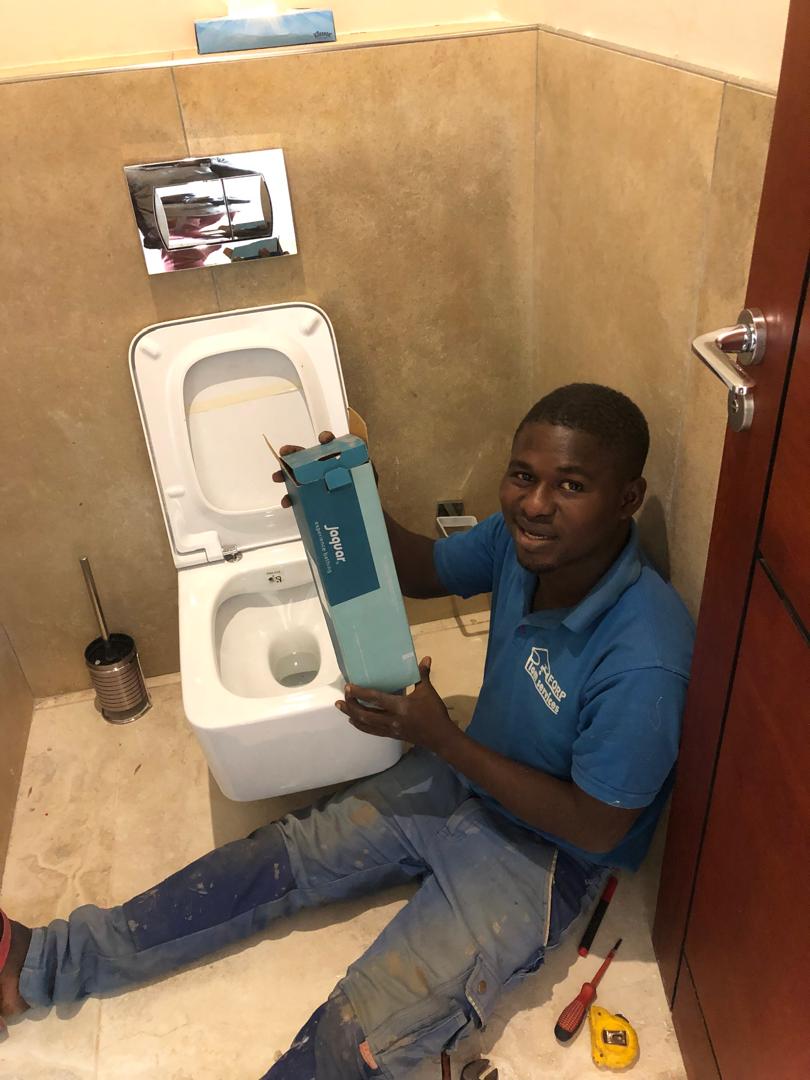 Technicien Steve Global Construction fier d'une installation sanitaire terminée